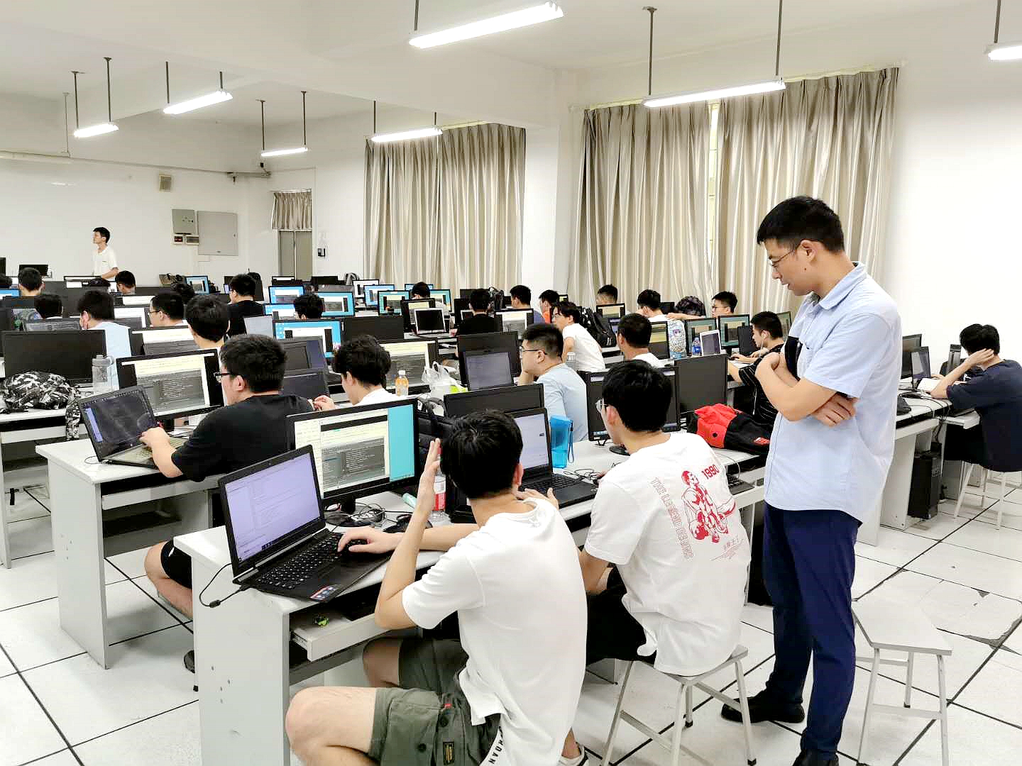 教學(xué)注重理論，與業界實訓環境脫産。